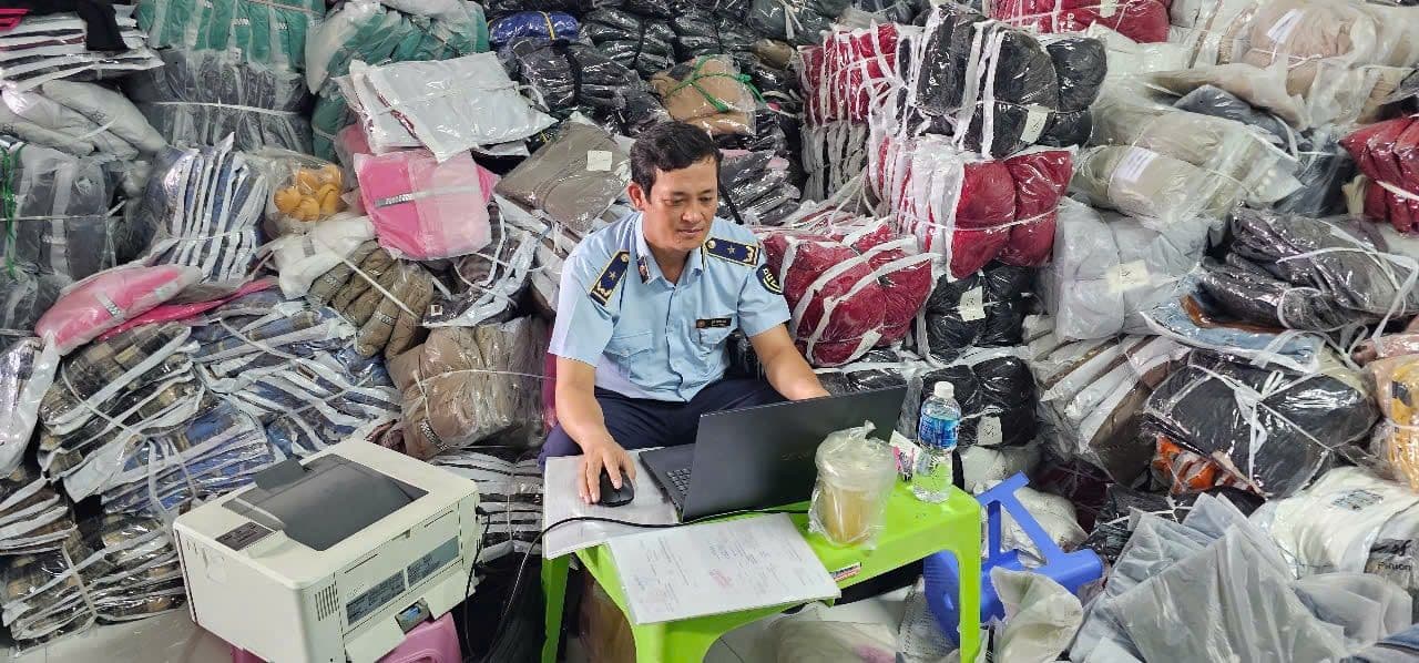 เวียดนามเร่งจัดระเบียบอีคอมเมิร์ซ ลบสินค้าผิดกฎกว่า 33,000 รายการ  เตรียมออกกฎหมายใหม่คุมเข้มแพลตฟอร์มข้ามพรมแดน
